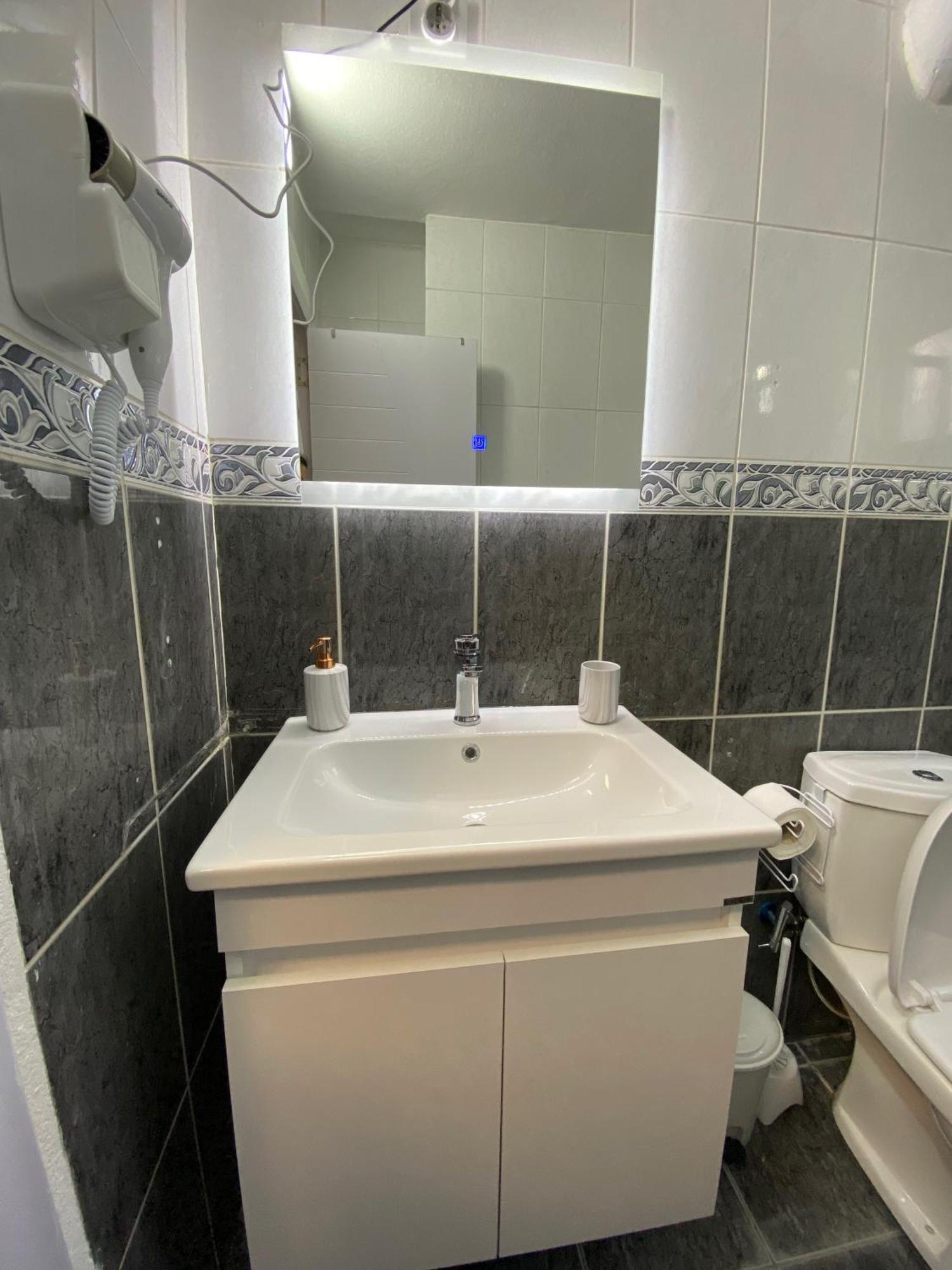 Hotspot Apartments - City Center Pristina Buitenkant foto